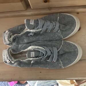 Tommy Bahama Gray Fleece-Lined Sneakers